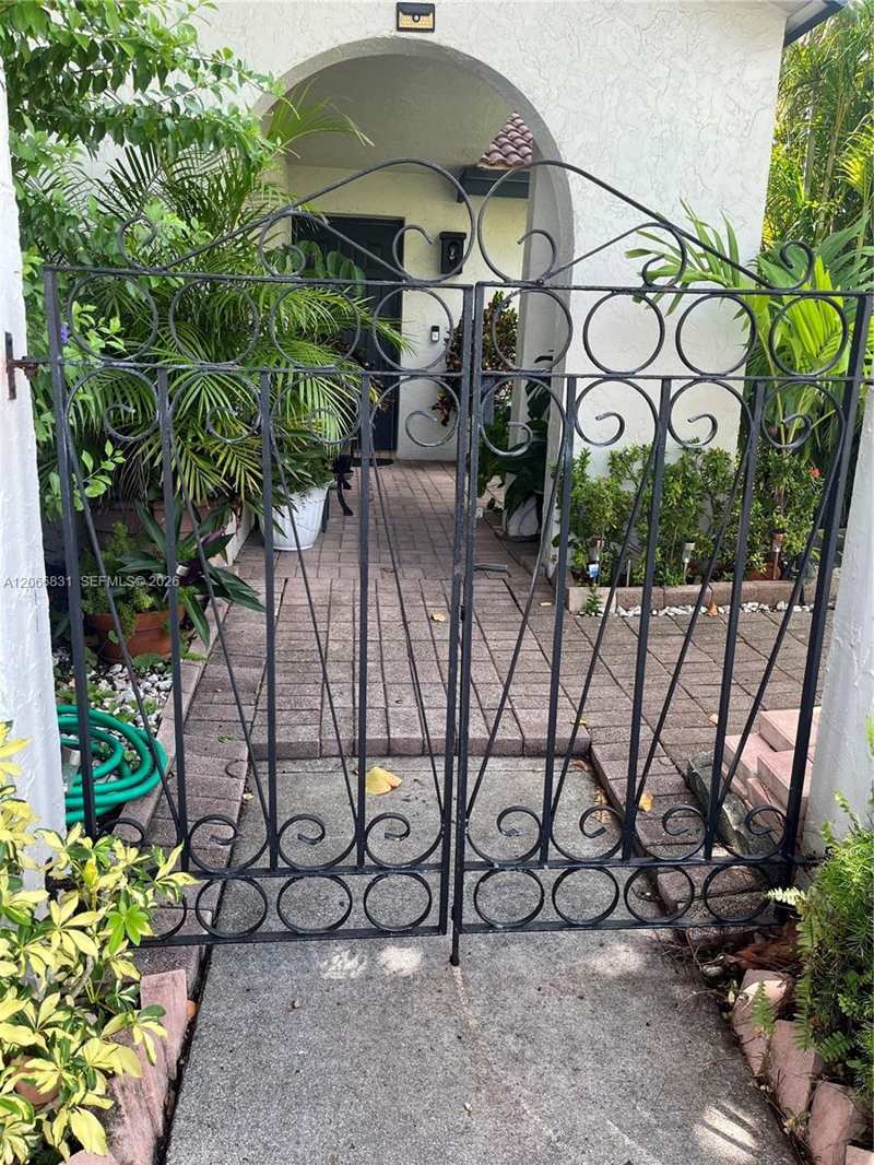 17919 NW 66th Ct, Hialeah FL 33015