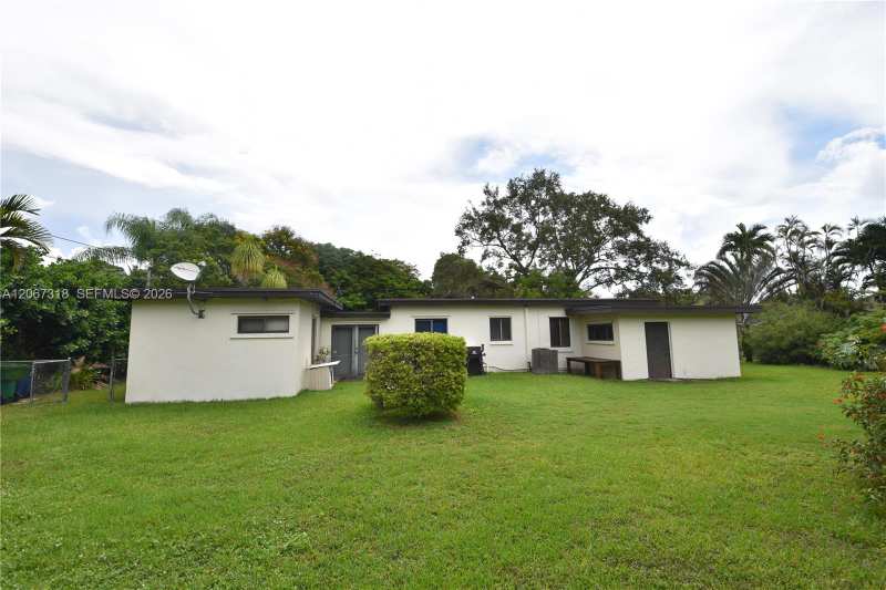 7050 SW 82nd Ct, Miami FL 33143
