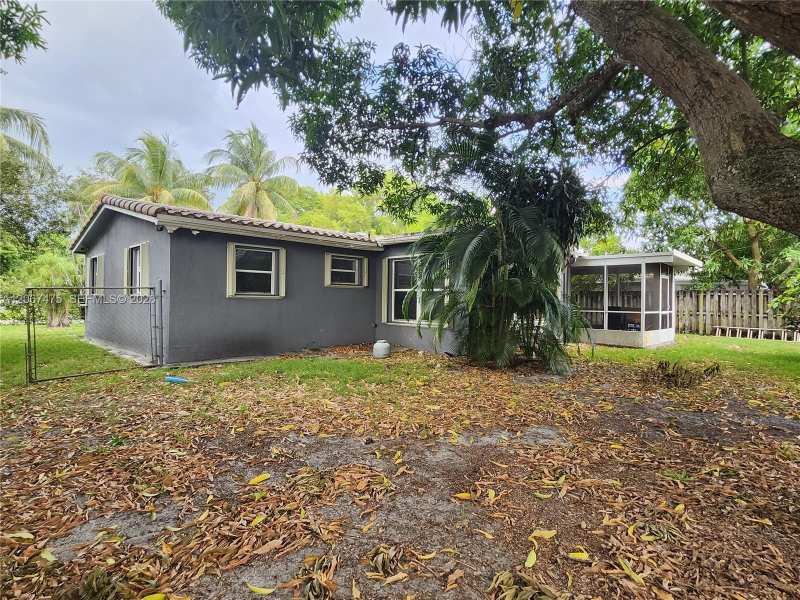 6570 Thomas St, Hollywood FL 33024