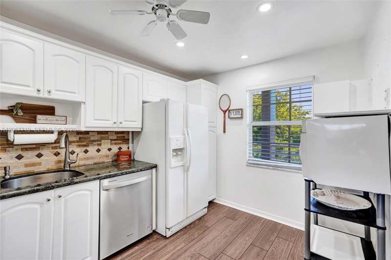 605 Oaks Dr # 504, Pompano Beach FL 33069