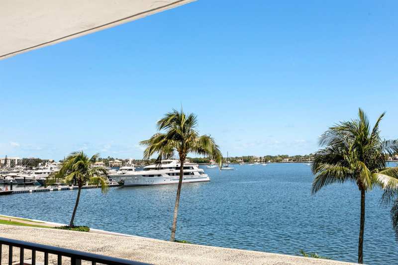 130 LAKESHORE Drive # 322, North Palm Beach FL 33408