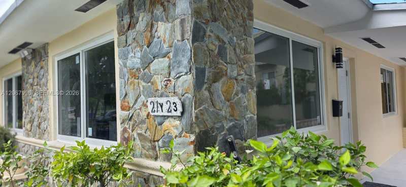 21 NW 32nd Ct, Miami FL 33125