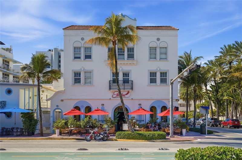 THE STRAND ON OCEAN DRIVE