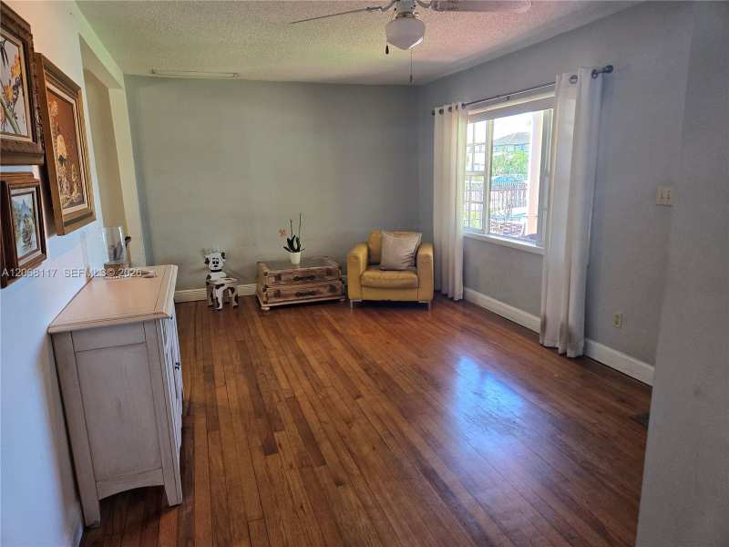 6858 SW 39th St, Miami FL 33155
