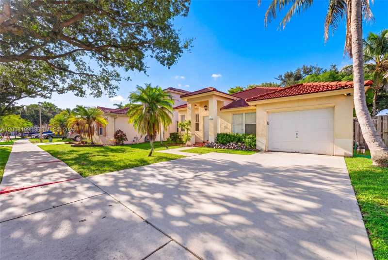 13976 S Cypress Cove Cir, Davie FL 33325
