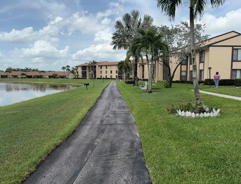 826 Sky Pine Way # G2, FL 33415