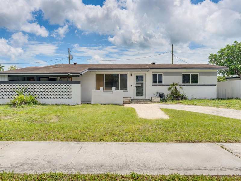 19931 Gulfstream Rd, Cutler Bay FL 33157