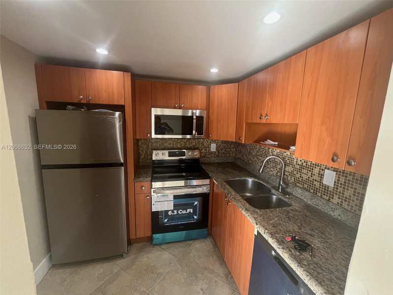 498 NW 165th St # 501, Miami FL 33169
