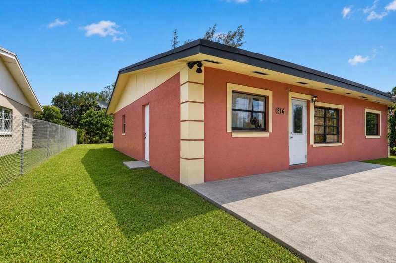 816 SW 3RD Court, Delray Beach FL 33444