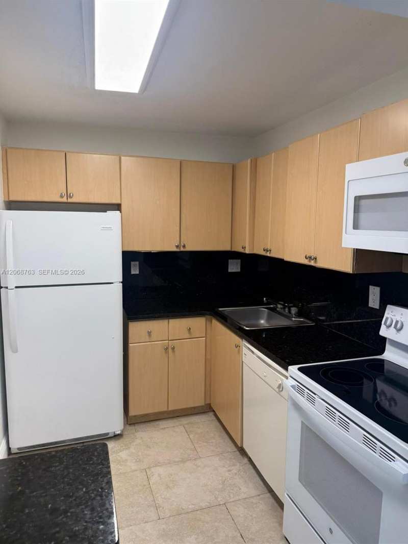 7110 NW 179th St # 310, Hialeah FL 33015
