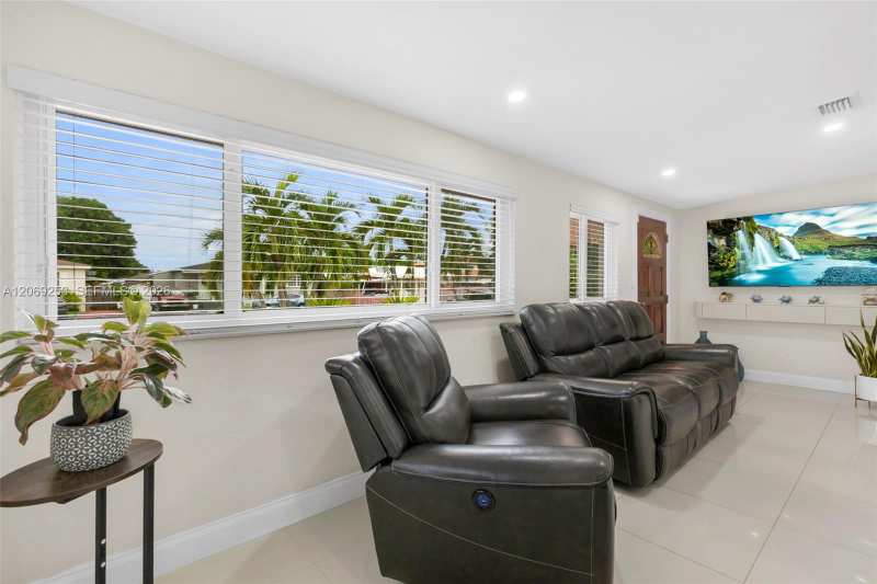 142 W 35th St, Hialeah FL 33012