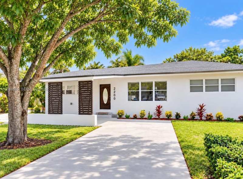 2200 NW 110th St, Miami FL 33167