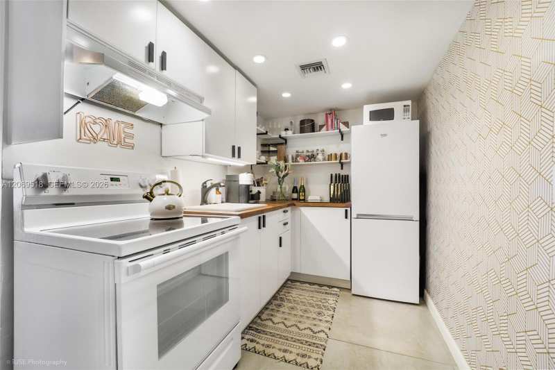 3304 Virginia St # 2B, Miami FL 33133