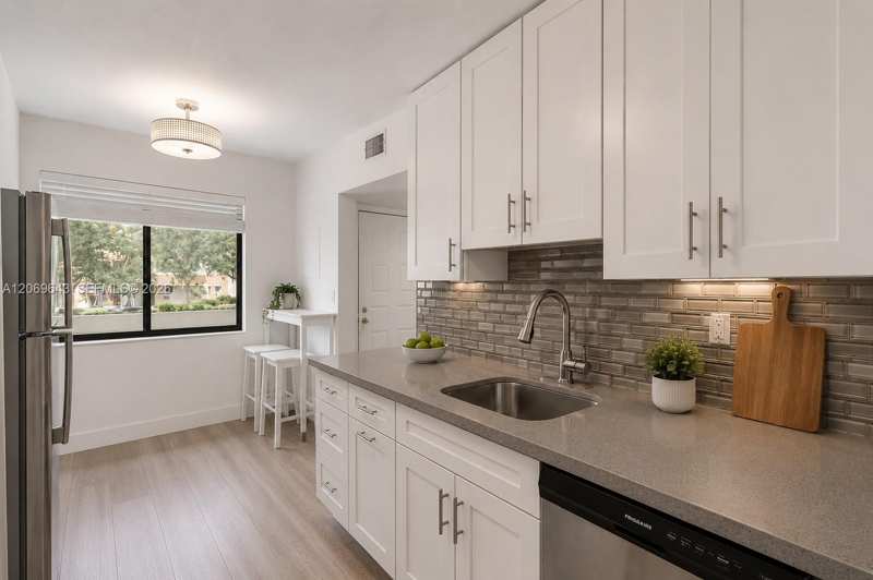 185 Lakeview Dr # 201, Weston FL 33326