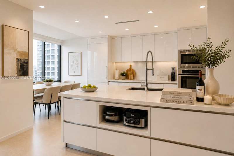 520 Brickell Key Dr # A1421, Miami FL 33131