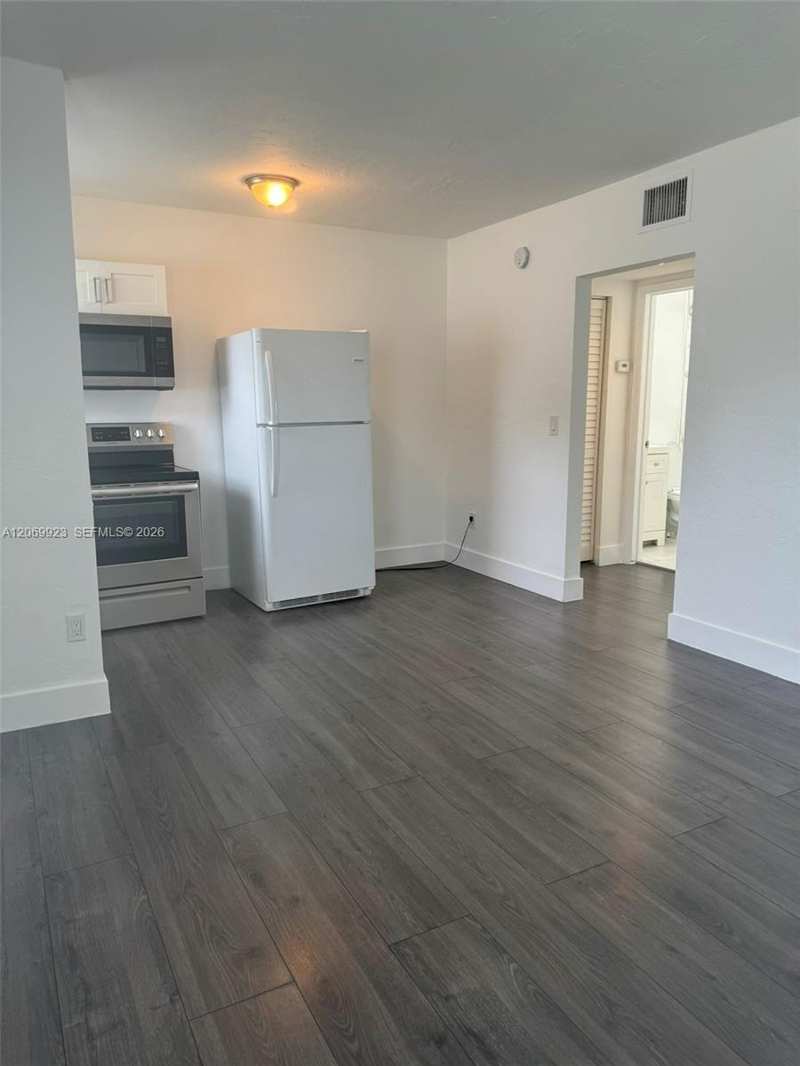 2150 NW 24th St # 4, Miami FL 33142