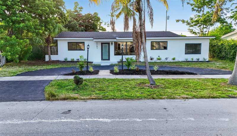 9281 Martinique Dr, Cutler Bay FL 33189