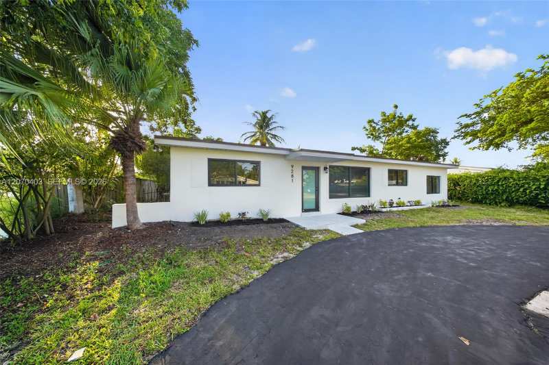 9281 Martinique Dr, Cutler Bay FL 33189
