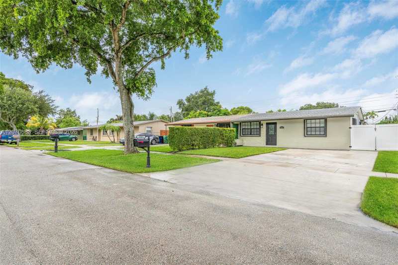 5001 SW 92nd Ter, Cooper City FL 33328