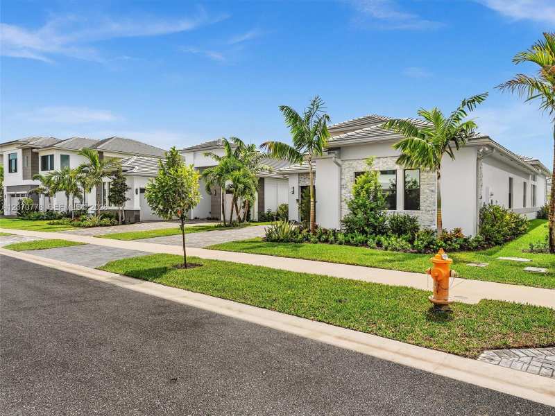 10032 Stockrun Dr, Palm Beach Gardens FL 33412