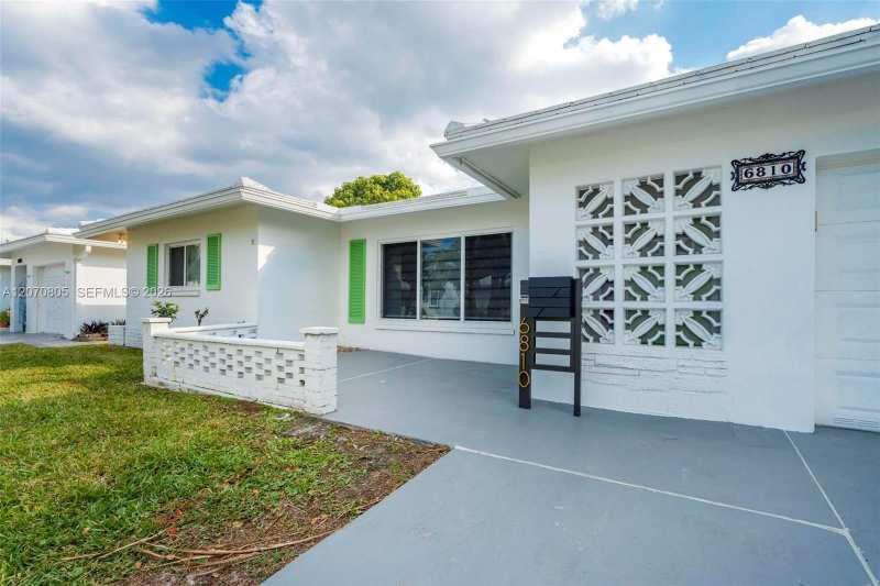 6810 NW 74th Pl, Tamarac FL 33321