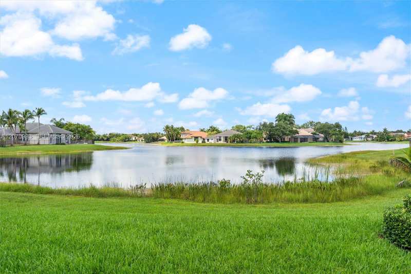 2733 Meadowood Dr, Weston FL 33332