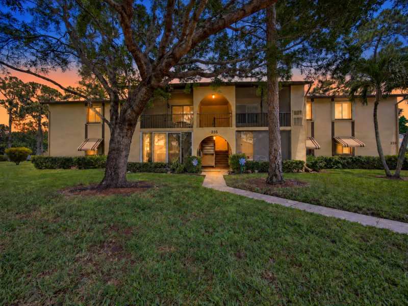 235 PINE HOV Circle # 2, FL 33463