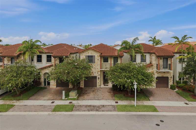 7042 NW 103rd Path, Doral FL 33178