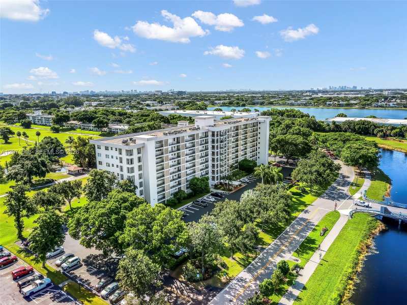 3300 N Palm Aire Dr # 910, Pompano Beach FL 33069