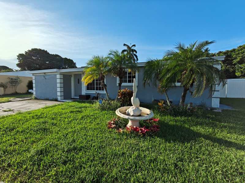 324 Mid Pines Road, Palm Springs FL 33461