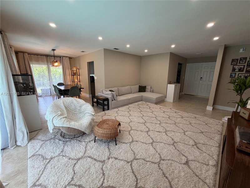 8203 NW 37th St, Coral Springs FL 33065
