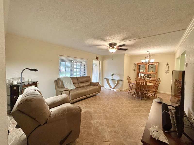 131 LAKE PINE Circle # 1, FL 33463