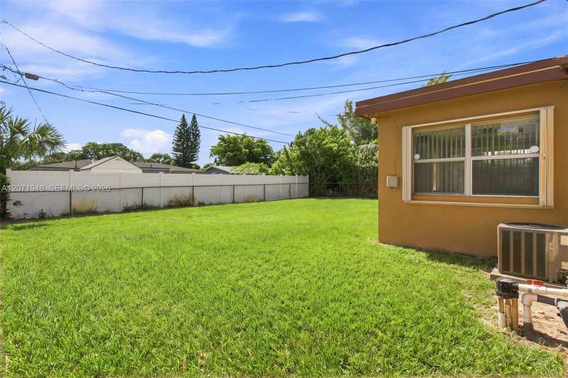 1430 NW 32nd Ter, Lauderhill FL 33311