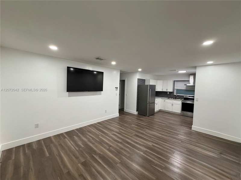 1500 SW 10th St Side, Miami FL 33135