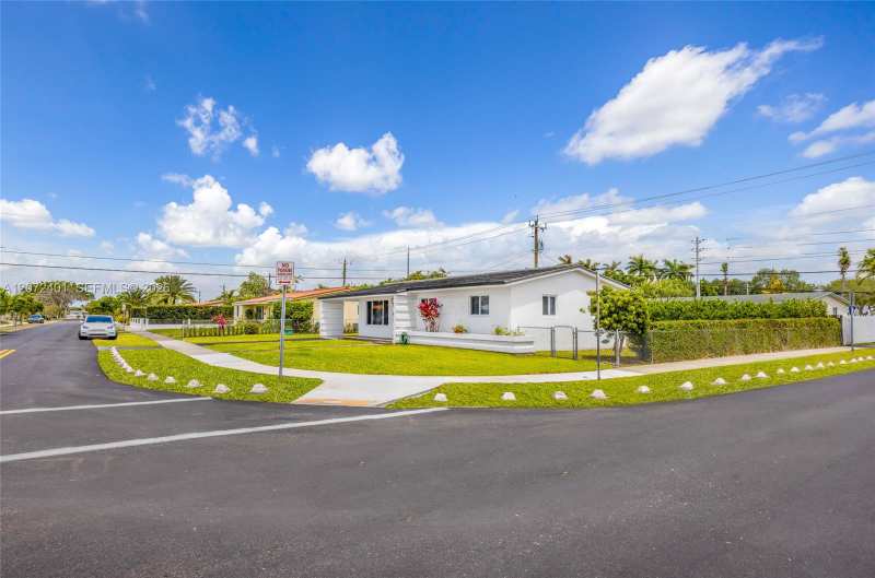 8801 SW 17th St, Miami FL 33165