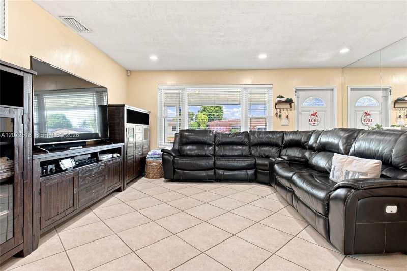 7640 NW 8th St, Pembroke Pines FL 33024
