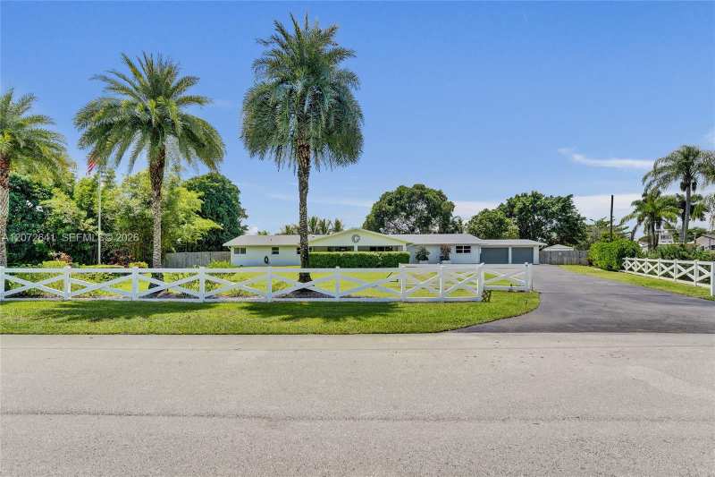 10880 SW 25th St, Davie FL 33324