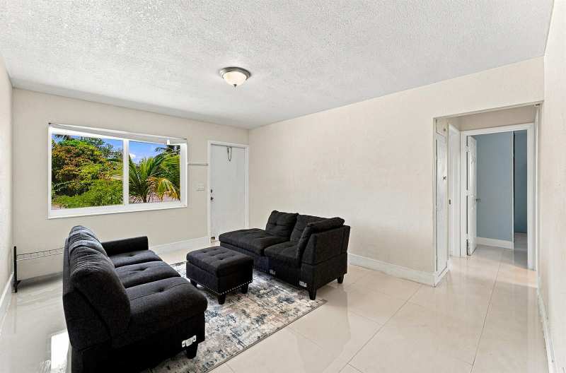 1010 Pinetree Drive, Lantana FL 33462
