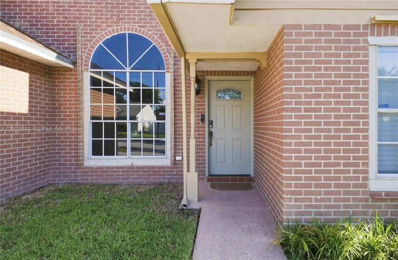 8635 SW 15th St, Pembroke Pines FL 33025