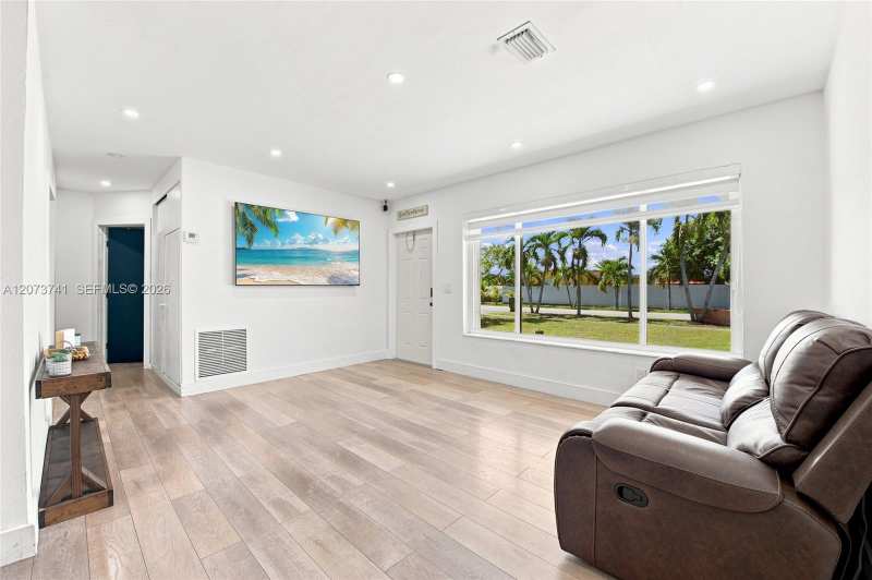 681 W 55th Pl, Hialeah FL 33012