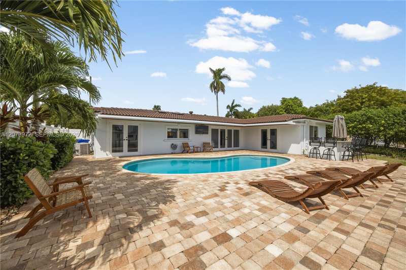 800 SE 3rd Ter, Pompano Beach FL 33060