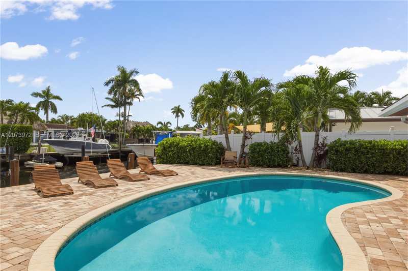 800 SE 3rd Ter, Pompano Beach FL 33060