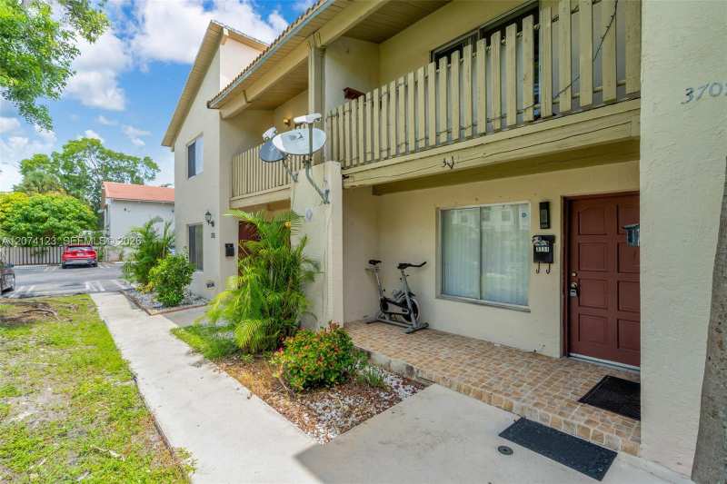 3711 Riverside Dr, Coral Springs FL 33065
