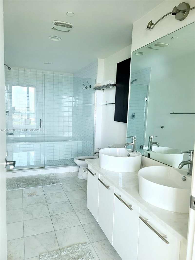 888 Biscayne Blvd # 1610, Miami FL 33132