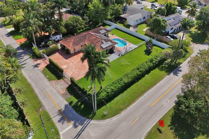 2 NE 160th St, Miami FL 33162