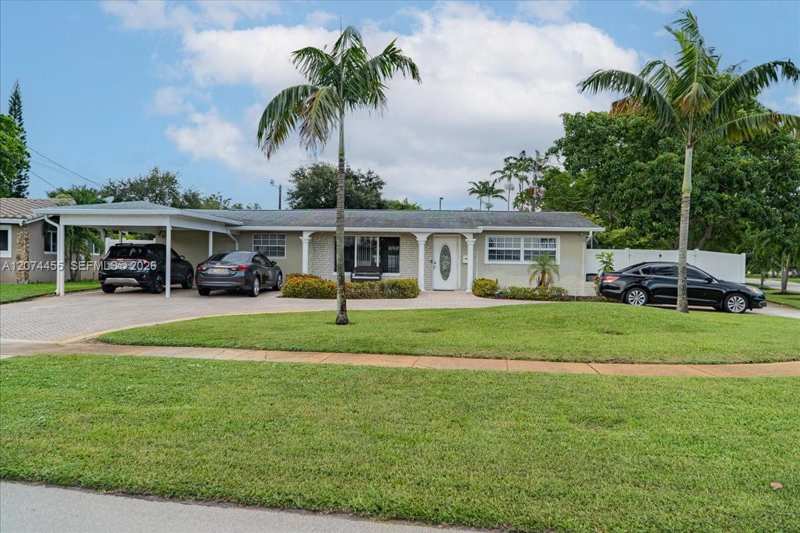 5561 SW 13th St, Plantation FL 33317