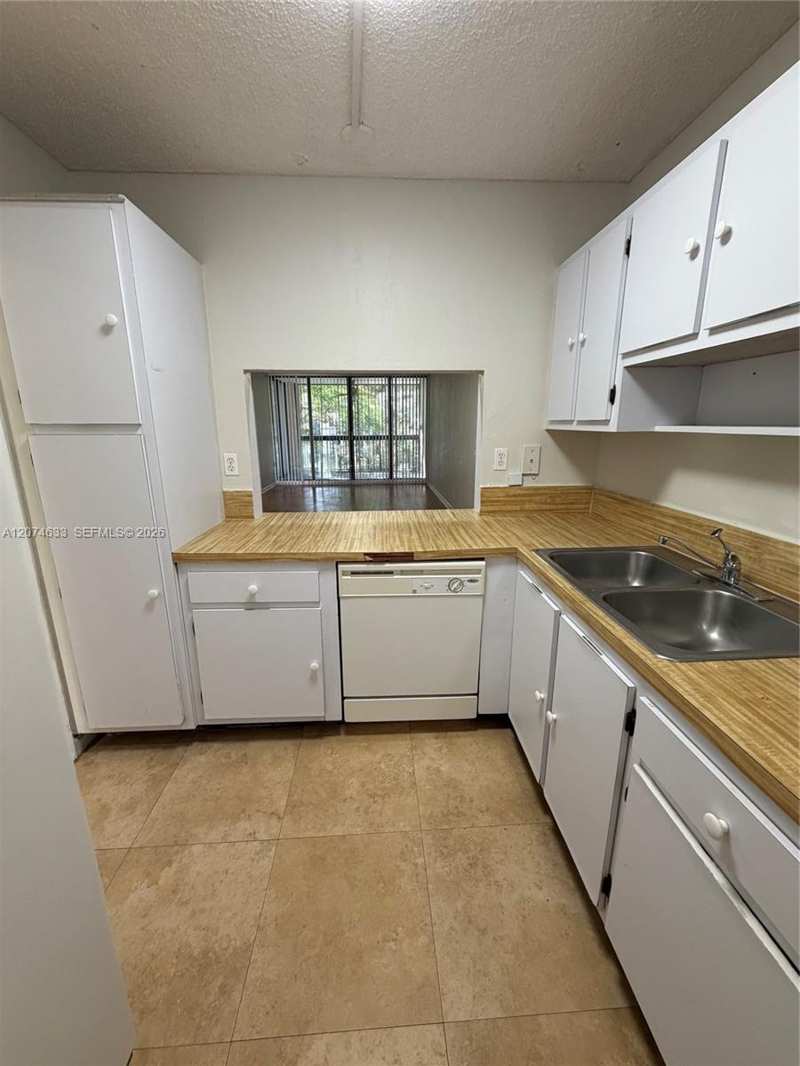 8429 Forest Hills Dr # 202, Coral Springs FL 33065