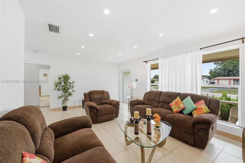 8641 NW 25th Ct, Sunrise FL 33322