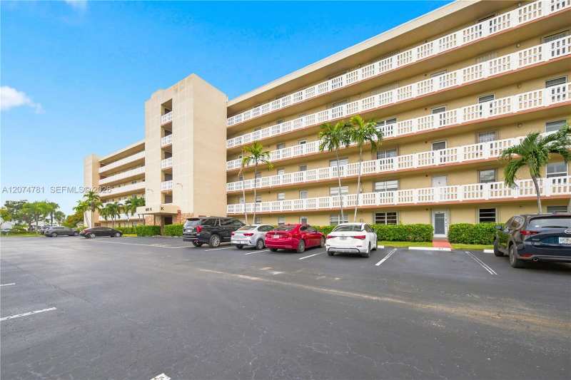 441 SE 3rd St # 207, Dania Beach FL 33004