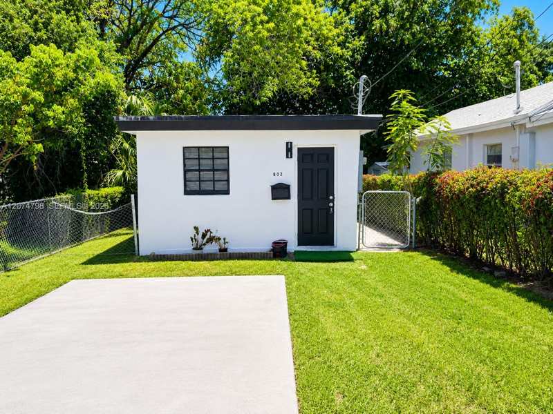802 NW 3rd Ter, Hallandale Beach FL 33009